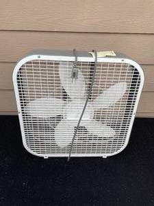 lot 89 image: 20 Box Fan
