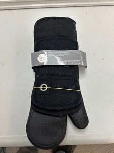 lot 117 image: Set of 4 Kitchaide 2 Oven Mitts and 2 Hot Pads - Black