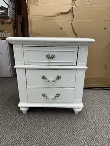 lot 90 image: Picket Home Furnishings Annie 3-Drawer Nightstand in White