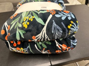 lot 180 image: New Monte & Jardin Luxury Collection Ultra Plush Throw Blanket - Floral Pattern on Black 60 x 70