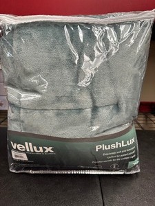 lot 265 image: Vellux Original Plush Blanket size Twin 66x86