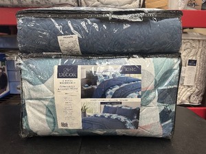 lot 262 image: New Style Decor 6 Piece Reversible Comforter & Coverlet Set - King Size