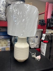 lot 261 image: Dongguan Jinxi Home Decor Nice Ceramic Table Lamp - Works - Twist Switch Missing Cover
