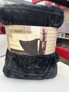 lot 330 image: New Life Comfort Luxe Velvet Throw Blanket - Black - 60 x 70