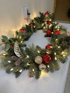 lot 415 image: 2.7 m (9 ft.) Decorated Garland Pre-Lit with 90 LED Lights