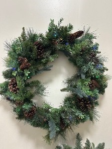 lot 416 image: 24 BATTERY OPERATED MIXED GREENERY WREATH