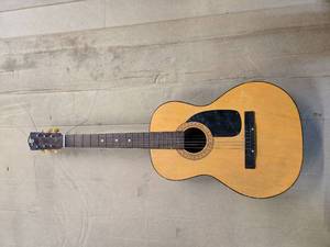 lot 87 image: Kingston Guitar ( Used)