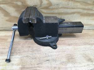 lot 93 image: Swivel Bench Vice
