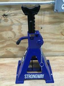 lot 191 image: Strongway 4-Ton Pneumatic Jack Stand