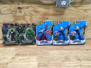 lot 194 image: Lot of 5 - Action Figures