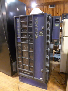 Frigidaire Snack and Beverage Vending Machine with Money Changer