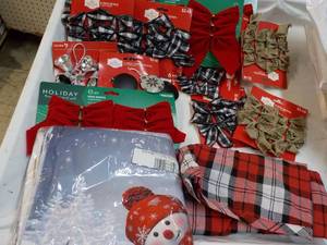 Mini Holiday Bows, Ornaments, Pillo...