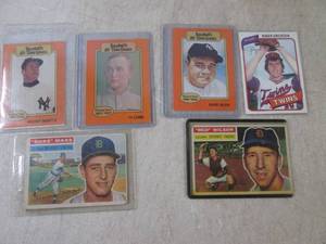 lot 71 image: (CNTR) Collectible Baseball Cards i...