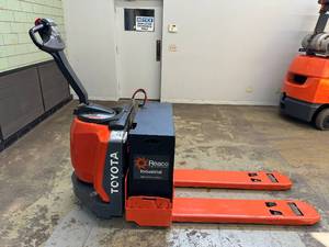 lot 7 image: Toyota 8HBW30 6000lb Electric Pallet Jack