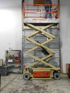 lot 4 image: 2006 Electric JLG 2030E 2WD Scissor Lift