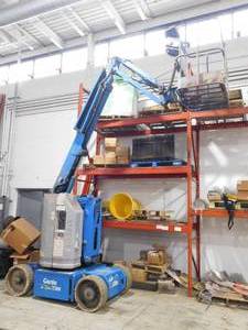 lot 8 image: 1999 Genie Z30  20N Electric Man Lift