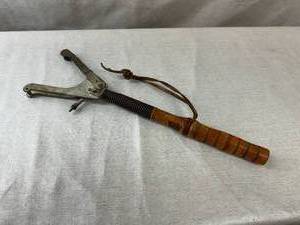 lot 9 image: Antique Clay Target Thrower
