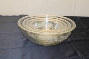 lot 110 image: Set of 4 Vintage Glass Mixing Bowls with Floral Design