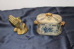 lot 112 image: Decorative Vintage Trinket Box and Gold Praying Hands Figurine Set