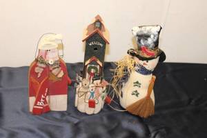 lot 116 image: Collection of 3 Handmade Winter Decor Figurines