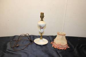 lot 121 image: Vintage Floral Design Table Lamp with Shade