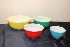 lot A-122 image: Set of 4 Vintage Pyrex Mixing Bowls in Assorted Colors