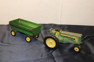 lot 124 image: Vintage John Deere Toy Tractor with Trailer