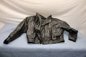 lot 128 image: Wilsons Leather Experts Thinsulate Black Leather Jacket - Size M
