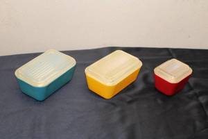 lot A-138 image: Set of 3 Vintage Pyrex Storage Containers with Lids