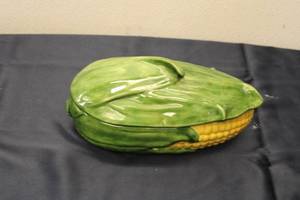 lot 140 image: Vintage Corn Shaped Vegetable Dish with Lid