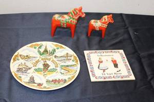 lot 142 image: Set of 2 Vintage Swedish Dala Horses and Decorative Plate