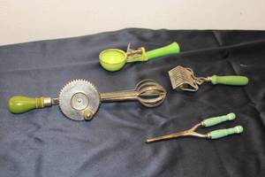 lot 144 image: Vintage Kitchen Tool Set with Green Handles - 5 Pieces