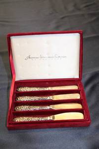 lot 149 image: Set of 4 American Silversmiths Collection Butter Knives by Godinger