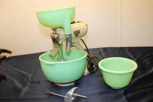 lot A-158 image: Vintage Sunbeam Mixmaster Stand Mixer with Two Mixing Bowls