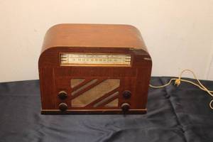 lot 171 image: Vintage Philco Wooden Table Radio Model 37-611