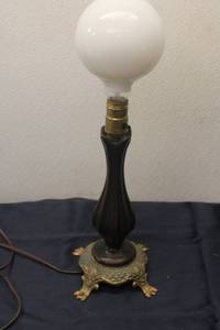 lot 182 image: Vintage Table Lamp with Ornate Base with Bulb
