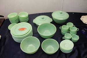 lot A-195 image: Vintage Jadeite Dinnerware Set by Anchor Hocking - 20 Pieces