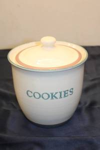 lot 209 image: Vintage Ceramic Cookie Jar with Lid - Decorative Storage