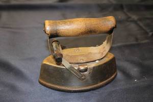 lot 233 image: Antique Sad Iron with Asbestos Handle Base