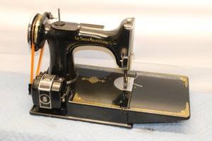 lot 238 image: Antique Singer Sewing Machine with Accessories in Original Case