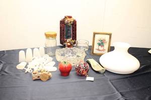 lot 241 image: Collection of Vintage Home Decor Items