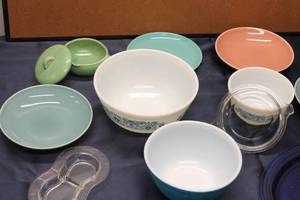 lot 242 image: Collection of 11 Vintage Serving Bowls and Plates in Assorted Colors