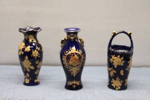 lot 256 image: Set of 3 Vintage Blue & Gold Floral Porcelain Vases