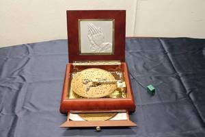 lot 266 image: Gold Abel Inspirational Symphony Music Box with 10 Discs