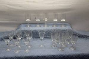 lot 274 image: Set of 20 Assorted Glassware Including Wine and Dessert Goblets