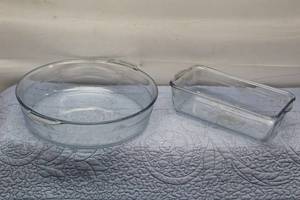 lot 292 image: Set of 2 Vintage Glass Baking Dishes - Pie Plate and Loaf Pan
