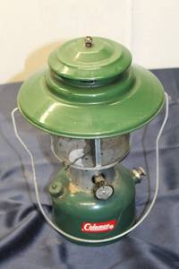 lot 293 image: Vintage Coleman Lantern with Green Finish