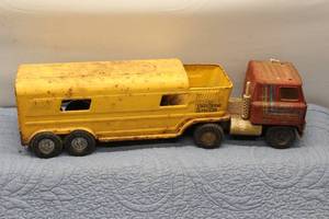 lot 342 image: Vintage Vista Dome Horse Van Toy Truck - Rusty Metal Construction
