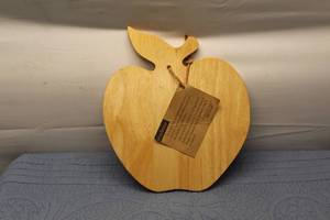 lot 349 image: Home Trends Decorative Apple-Shaped Cutting Board