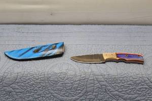 lot 354 image: Handcrafted Damascus Steel Utility Knife with Colorful Handle and Sheath